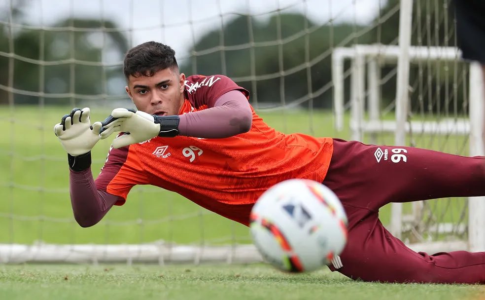 OlhoDoFuracao_'s tweet photo. 🚨ATENÇÃO🚨

O Manchester City tem interesse em contratar o Mycael NESSA JANELA, caso o Ederson saia do clube.

Via: @Transfersdotcom e @stevek9KS1TV 

Foto: Gustavo Oliveira/Athletico https://t.co/K6kO01oey8