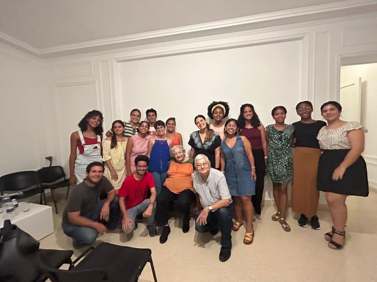 Una excelente iniciativa se desarrolla en <a href="/ISRICuba/">ISRI Cuba</a>, el taller "Cultura y Sociedad: debates contemporáneos".

Me alegra la pasión con que estudiantes de relaciones internacionales se acercan a la cultura cubana y universal, poderosa herramienta para la vida diplomática.