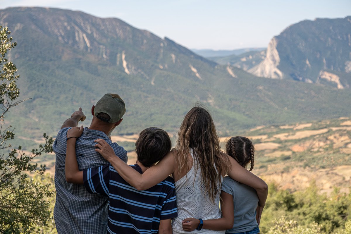 ☀️T'animes a descobrir el #CastelldeSantGervàs en família aquest estiu al Pallars Jussà?  Amagat entre muntanyes i envoltat de natura ⛰️, és un lloc perfecte per a una escapada familiar
📷 <a href="/AnnaSastre/">Anna Sastre</a> 
#VisitJussà