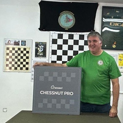 AInvidente's tweet image. Nos complace anunciaros a nuestro patrocinador del club, se llama CHESSNUT. Es una empresa que produce tableros y piezas de ajedrez electrónico de una calidad impresionante. Contacto: contact@chessnutech.com