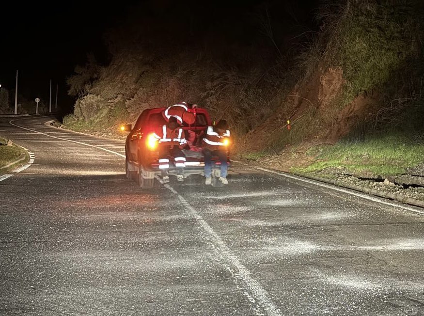 DPPMelipilla's tweet photo. 🟡 Atención | Durante esta mañana Equipo de Vialidad realizó aplicación de sal en el sector de la Cuesta Pelvin- Mallarauco, con la finalidad de prevenir accidentes producto de las heladas.

#DPPMelipilla #TeInforma 🌳🇨🇱 https://t.co/2OHVyHw609