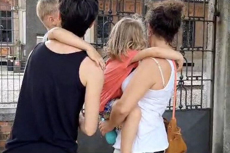 Radio1Rai's tweet photo. 🔵#Venezia #CorteDAppello su mamme #gay "Si pronunci la #CorteCostituzionale". Così i giudici che non hanno accolto i ricorsi della procura di Padova e del ministero dell'Interno contro la validità dei certificati di nascita con 'doppio cognome' di figli di mamme gay https://t.co/H7wsARi6Up