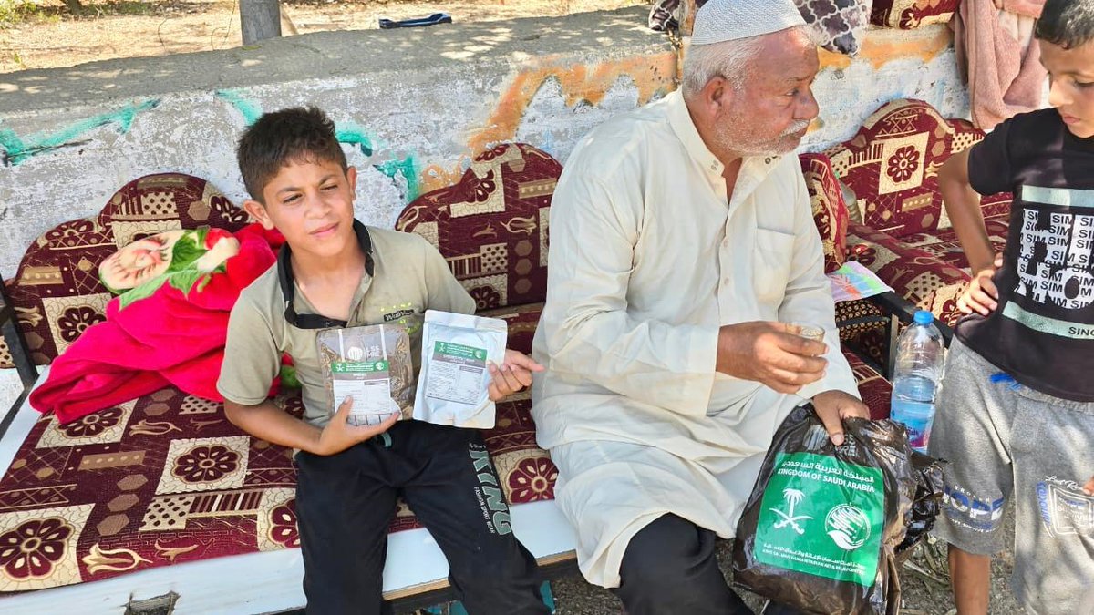 arwam70's tweet photo. نفخر بجهود المملكة في دعم الأشقاء في فلسطين بتوجيهات القيادة اللي جعلت العمل الإنساني السعودي حاضر في كل أزمة ومركز الملك سلمان للإغاثة نموذج عالمي في سرعة الاستجابة
#السعودية_العظمى
#فلسطين
#مركز_الملك_سلمان_للإغاثة

https://t.co/0U4txPH7q8