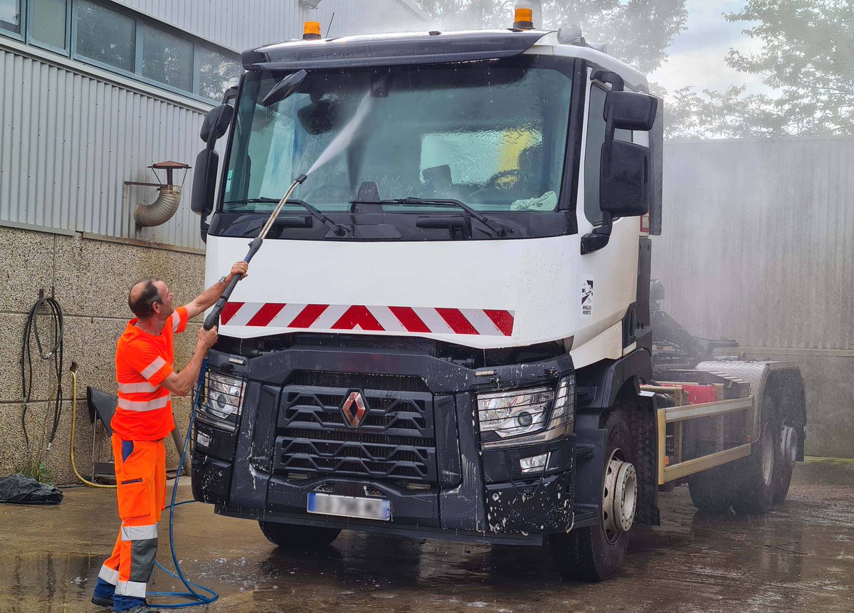 TRINOVAL80's tweet image. [#entretenir - #camion benne déchetterie]
Afin de garantir la visibilité du camion (bandes réfléchissantes, feux propres, ...), Charles lave le véhicule qu'il utilise au quotidien pour collecter les déchets déposés dans les bennes des déchetteries de Trinoval.  👍

#entretien