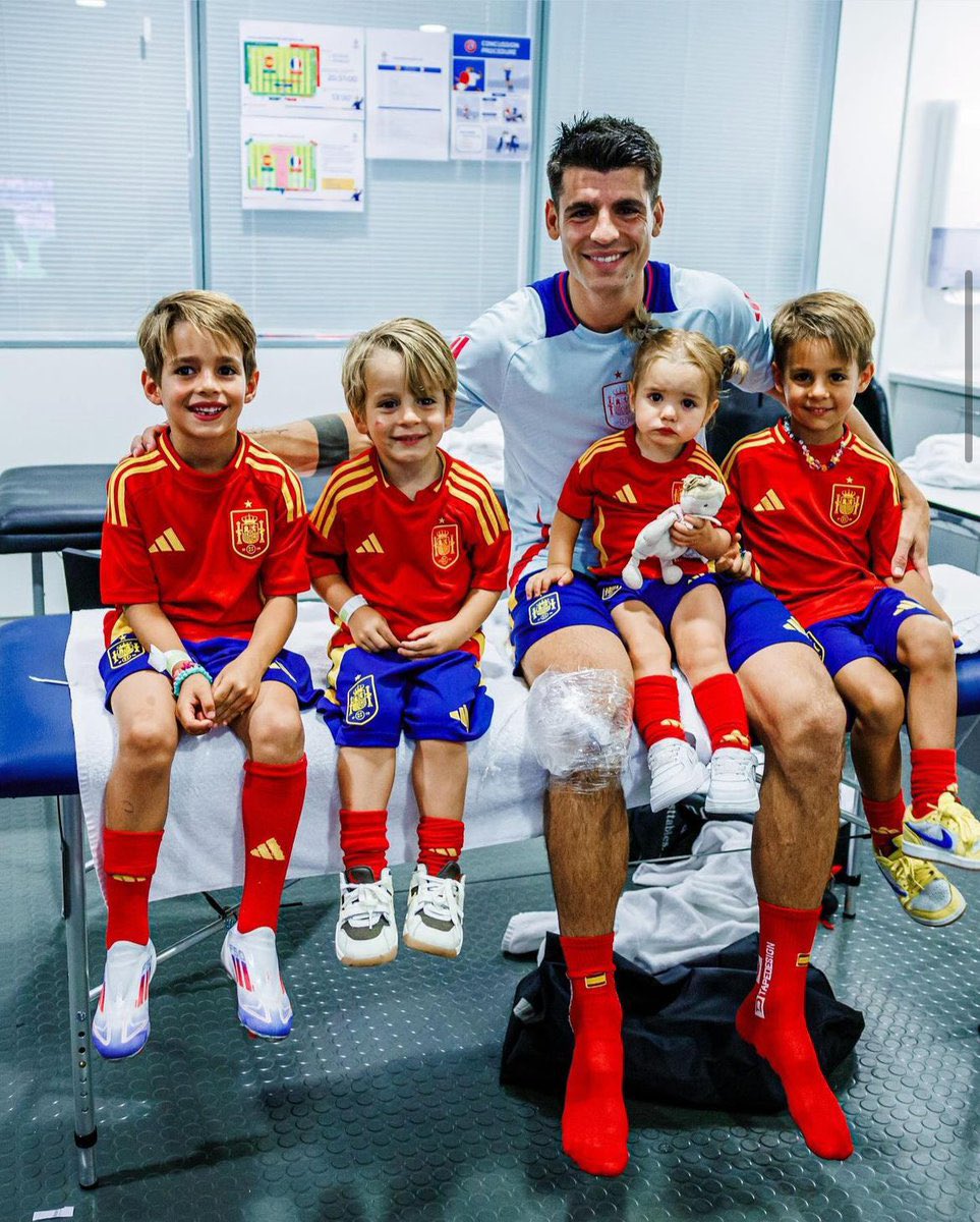 SpheraSports's tweet photo. Álvaro Morata -apaleado y cojeando- va a marcar gol en la final de la #EURO2024 y nos va a invitar a ‘Manolitos’ a todos los que demos like a este tweet. https://t.co/pGrtunLwh4