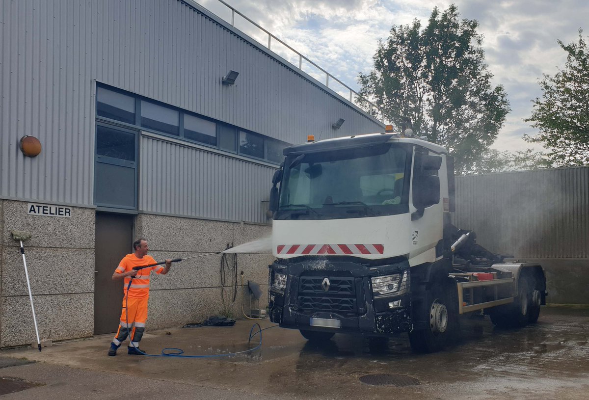 TRINOVAL80's tweet image. [#entretenir - #camion benne déchetterie]
Afin de garantir la visibilité du camion (bandes réfléchissantes, feux propres, ...), Charles lave le véhicule qu'il utilise au quotidien pour collecter les déchets déposés dans les bennes des déchetteries de Trinoval.  👍

#entretien