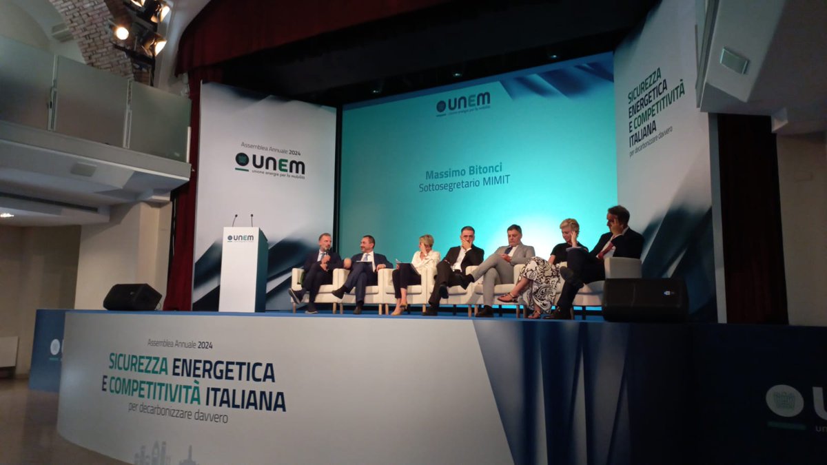 ENEAOfficial's tweet photo. Oggi a Roma l'assemblea @unem_it. I lavori della giornata sono stati aperti dal Ministro dell'Ambiente e della sicurezza energetica Gilberto #Pichetto Fratin.
Per #ENEA ha partecipato Isabella #DeBari responsabile della divisione Bioenergie, bioraffinerie e chimica verde. https://t.co/0uq4pkbhC9