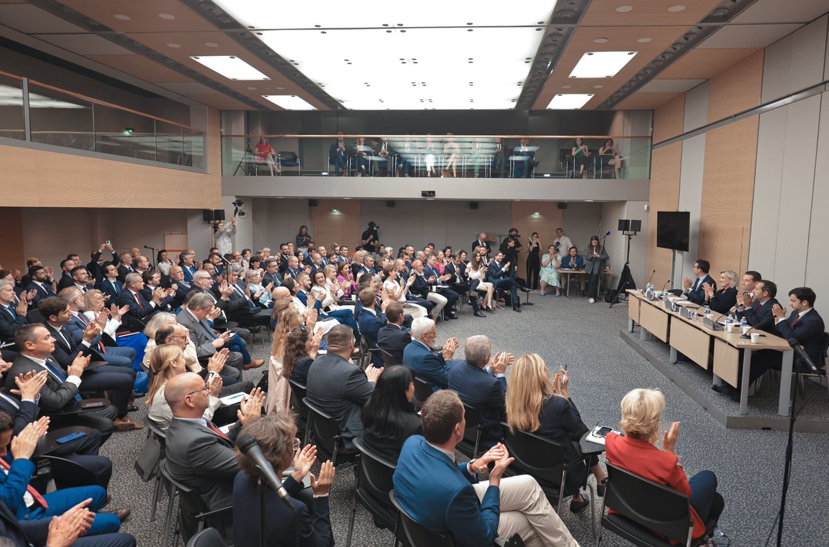 groupeRN_off's tweet photo. Première réunion de Groupe des députés @RNational_off autour de @MLP_officiel et en présence de @J_Bardella.

Nous sommes en place pour cette nouvelle mandature qui commence ! 🇫🇷 https://t.co/oQ0to0TXNU
