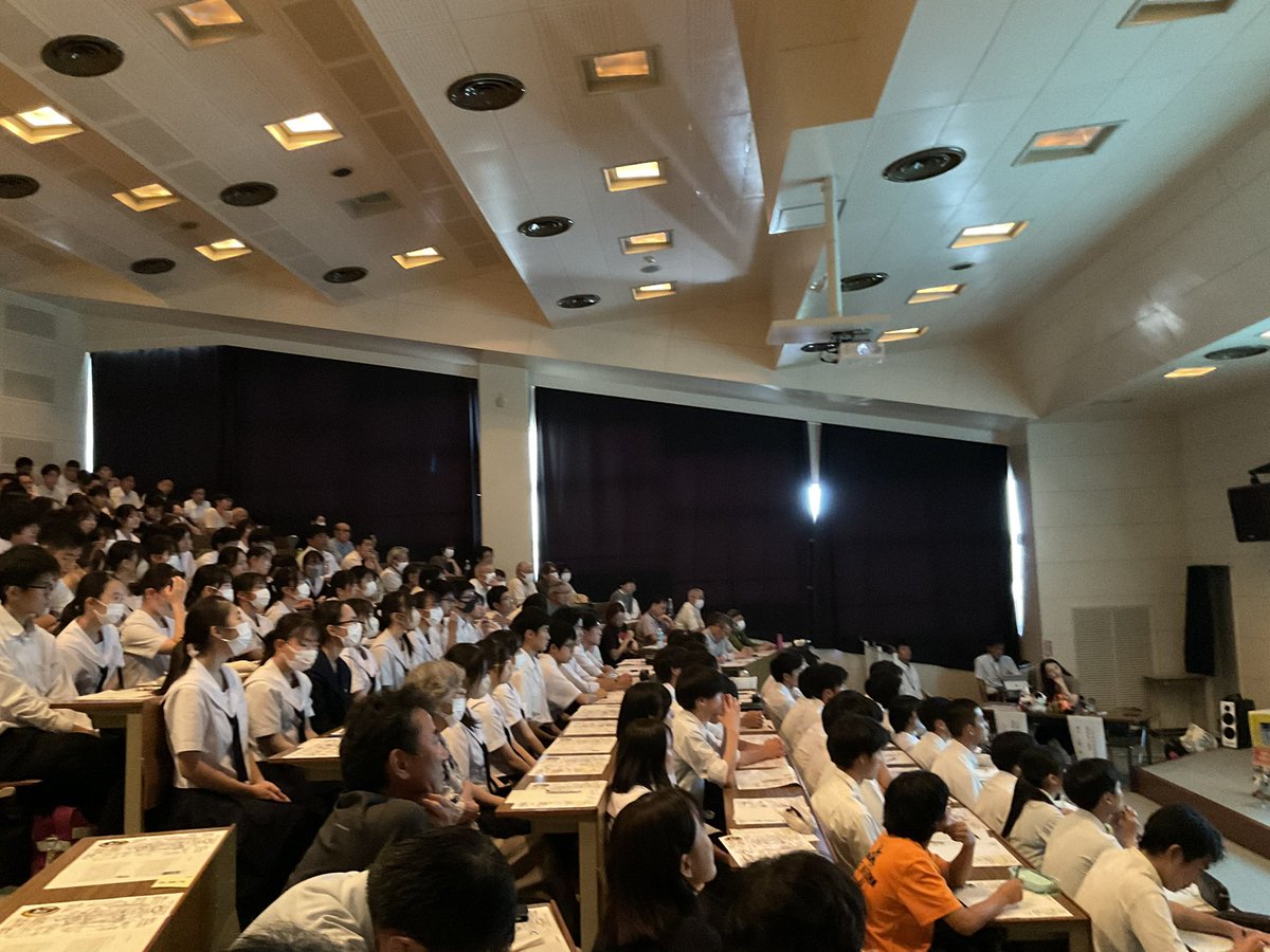 miikehighschool's tweet photo. 【JAXA講演会参加】

7月6日大牟田市で開かれたJAXA講演会に本校から92名が参加しました。JAXA宇宙科学研究所副所長（東大教授）の藤本正樹先生と、大牟田市出身で前JAXA宇宙教育センター長の北川智子先生の講演。
世界のトップの名言の数々に出会いました。（画像は受付、プレゼンターの本校生徒） https://t.co/3rweCCVt1g