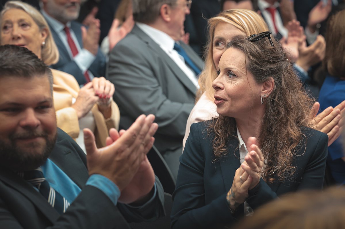groupeRN_off's tweet photo. Première réunion de Groupe des députés @RNational_off autour de @MLP_officiel et en présence de @J_Bardella.

Nous sommes en place pour cette nouvelle mandature qui commence ! 🇫🇷 https://t.co/oQ0to0TXNU