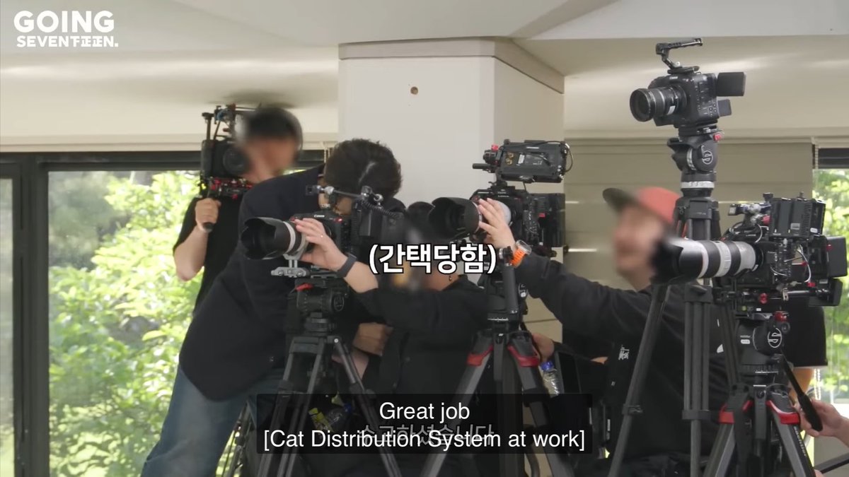 wonhuiful's tweet photo. THE CAPTION WHEN JUN HUGGED THE GOSE STAFF 😂 "cat distribution system at work" https://t.co/IHgoJXxLCz