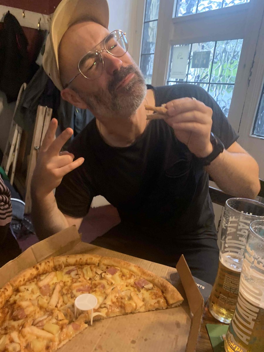Papa John's has released a delicious new BBQ Bull's Eye range of pizzas and look how happy this guy is eating them sickchirpse.com/papa-johns-rel…