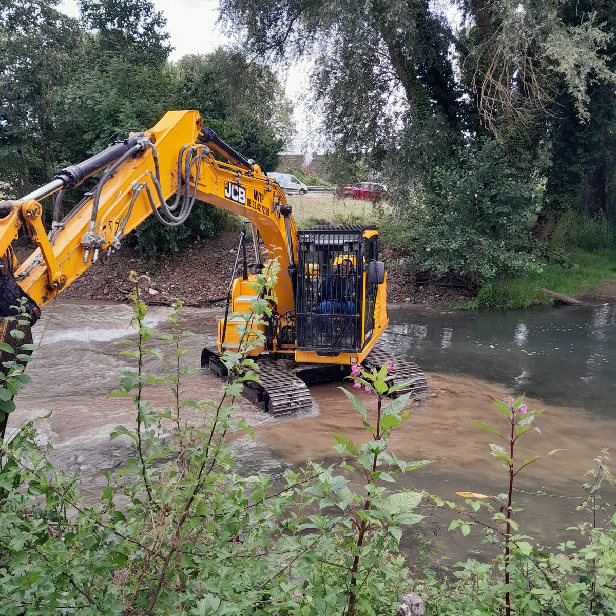 Prefet62's tweet photo. #Reconstruction
Samuel GEST, secrétaire général de la sous-préfecture de #SaintOmer, s’est rendu à #Blendecques aux côtés de l'adjoint au maire et du SmageAa pour assister au lancement des opérations de retrait des atterrissements sur l’#Aa. https://t.co/6j4dQZSwoh