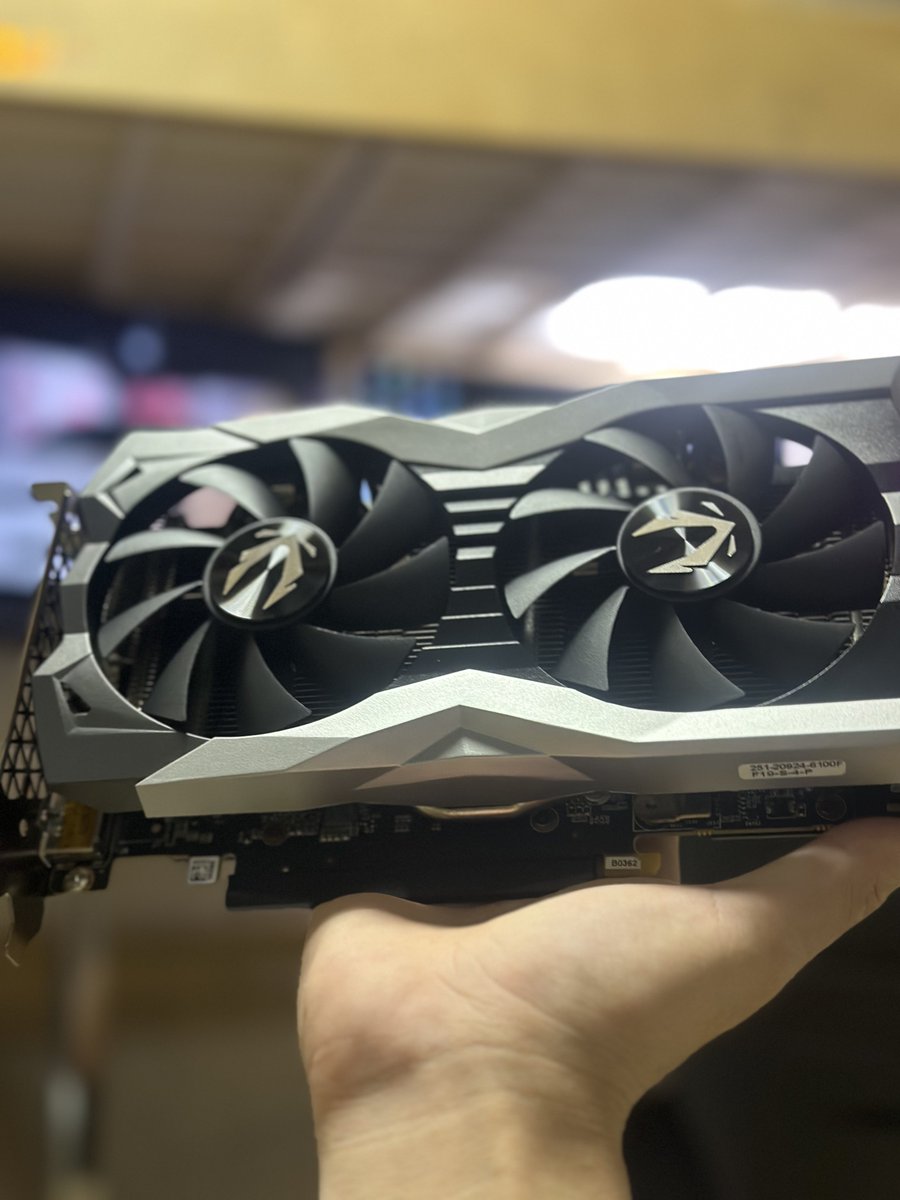 101818070_RFJ's tweet photo. またグラボ買ったよね

RTX2060SUPER

電源入れてもすぐ落ちるらしく、ジャンクで11000円だったけど、綺麗すぎない？？これ多分動くでしょ。 https://t.co/ZZFHKjpqY0