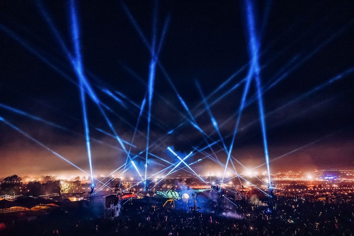 Robelighting's tweet photo. Flames, lasers and lights fired up the night sky at the 2024 Glastonbury Festival in the UK as Arcadia launched its amazing new “Dragonfly” spectacular concept with @Robelighting #iBOLT &amp; #iPointe65 luminaires illuminating the Arcadia Arena. https://t.co/Rcnuhwt6kI