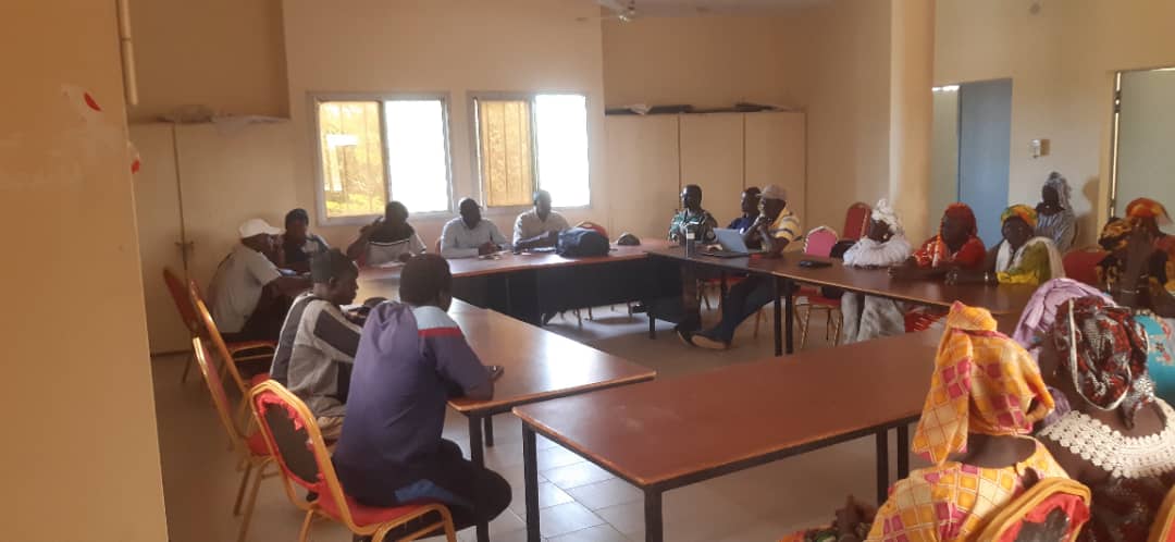 UNESCO_Dakar's tweet photo. La pop. de Soum bénéficie du projet « Restauration et suivi des #terres dégradées dans le bassin arachidier du delta du #Saloum » mené par @DPVE & @UNESCO_Dakar
✔️Femmes et jeunes ont reçu un #motoculteur et une formation à l'utilisation.
✔️mise en place des pépinières de riz. https://t.co/XkmkFYuLw1