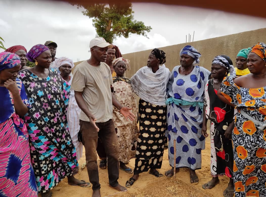 UNESCO_Dakar's tweet photo. La pop. de Soum bénéficie du projet « Restauration et suivi des #terres dégradées dans le bassin arachidier du delta du #Saloum » mené par @DPVE & @UNESCO_Dakar
✔️Femmes et jeunes ont reçu un #motoculteur et une formation à l'utilisation.
✔️mise en place des pépinières de riz. https://t.co/XkmkFYuLw1