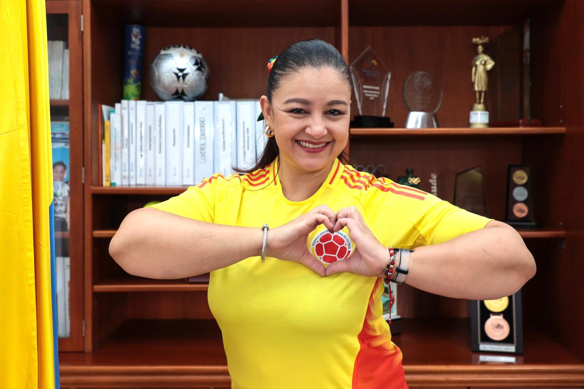 MinDeporteCol's tweet photo. ¡Que el país nos una! Apoyamos a la @FCFSeleccionCol en su partido con Uruguay por el cupo a la final de la @CopaAmerica. La ministra  @LuzCristinaLT invita a todos sus colegas de gabinete y al país entero a ponerse la camiseta por nuestros deportistas que son #OrgulloColombiano https://t.co/Kblg1G7yPX