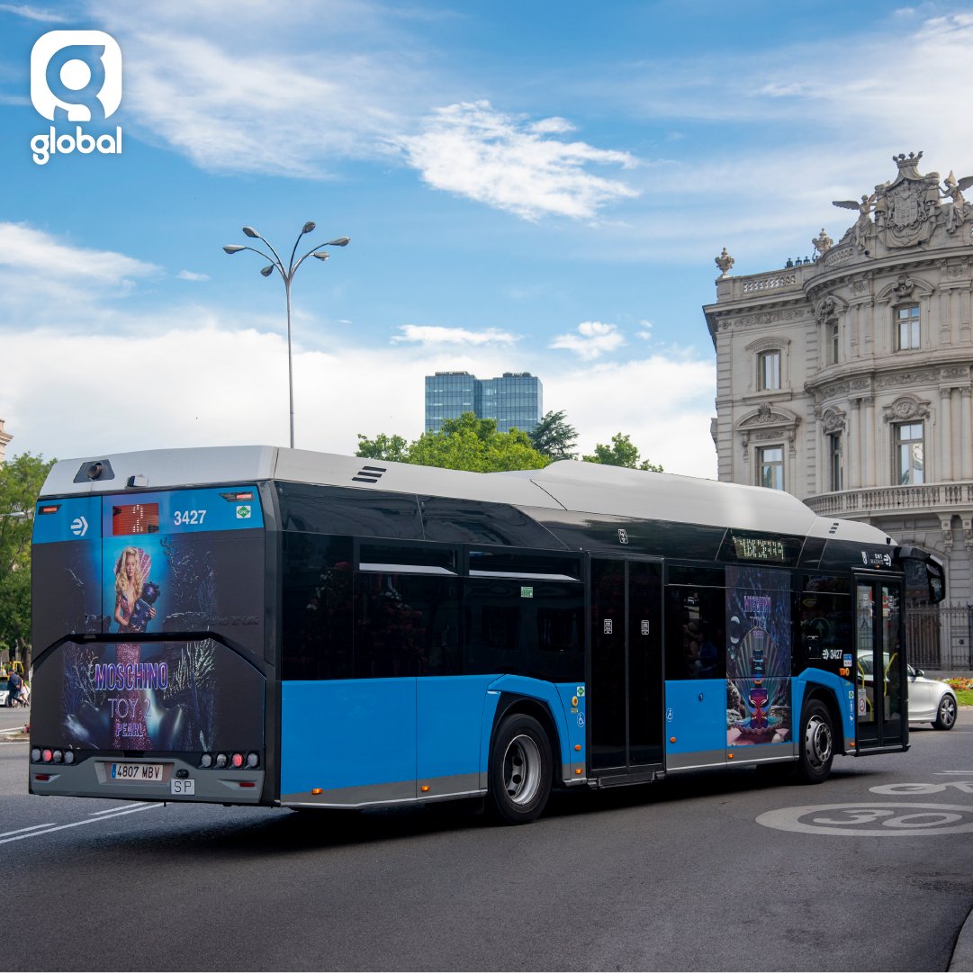 Moschino presenta su nueva fragancia #Toy2Pearl, y nuestros autobuses de <a href="/EMTmadrid/">EMT Madrid</a> acogen este lanzamiento.
El acabado ónix iridiscente del perfume recuerda a las conchas de perlas, una inspiración reflejada directamente en la fantasía de este diseño de <a href="/Moschino/">Moschino</a>