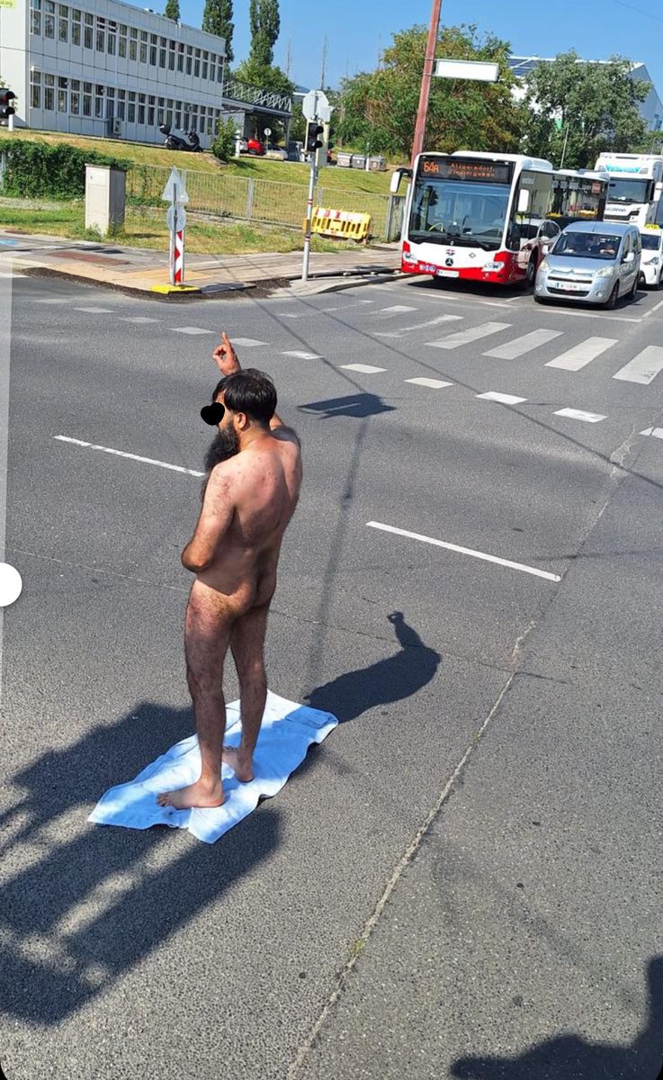 LaufhausKoenig's tweet photo. ..der steht nur am #Strich @LeoLugner, schwule #Afgahnen & #Syrer misfielen mir mit ihren kleinen #CrystalMeth #Spatzis bis @Heute eigentlich nur #negativ auf wenn's schon finster war da..
👯♀️🕶👯♀️ https://t.co/KIWVNshoE3