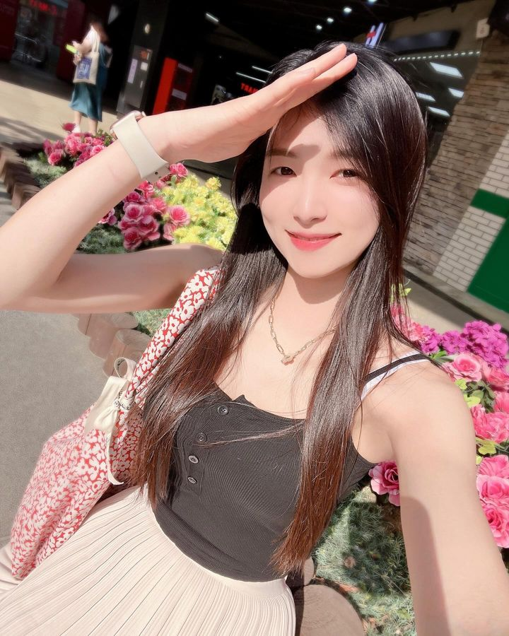 EVAewopjbh27's tweet photo. これは今日の午後、女友達と買い物中に撮った写真です
今日の午後はとても晴れていてとても暑いです https://t.co/xzHyOE40nz