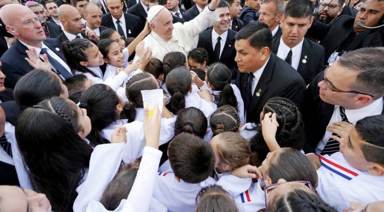 Horacio_Cartes's tweet photo. Gracias Santo Padre @Pontifex_es por el privilegio de recibirle y expresarle nuestro cariño en Paraguay. Hoy se cumplen 9 años de su histórica visita. Gracias por enseñarnos a tocar a la gente y darles un abrazo de fe y de esperanza. Gratitud eterna Su Santidad. #PapaEnPy #9años https://t.co/b0e7DltvHH