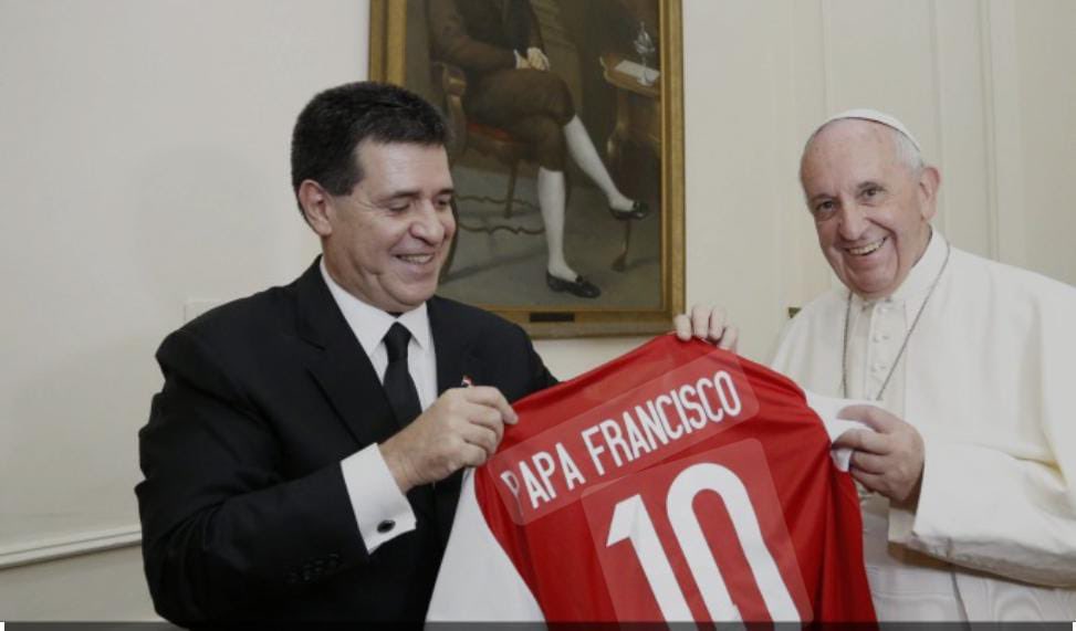 Horacio_Cartes's tweet photo. Gracias Santo Padre @Pontifex_es por el privilegio de recibirle y expresarle nuestro cariño en Paraguay. Hoy se cumplen 9 años de su histórica visita. Gracias por enseñarnos a tocar a la gente y darles un abrazo de fe y de esperanza. Gratitud eterna Su Santidad. #PapaEnPy #9años https://t.co/b0e7DltvHH