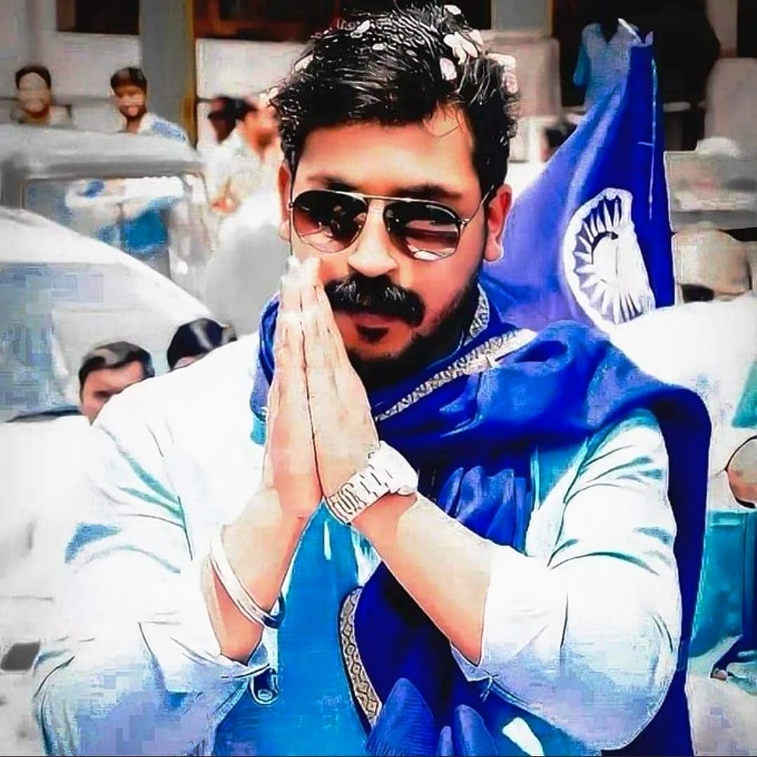 DeependraSonkar's tweet photo. आपका पसंदीदा बहुजन युवा नेता कौन है?

1- चन्द्रशेखर आजाद ASP 

2- आकाश आनंद  BSP https://t.co/d7OwgTyUpl