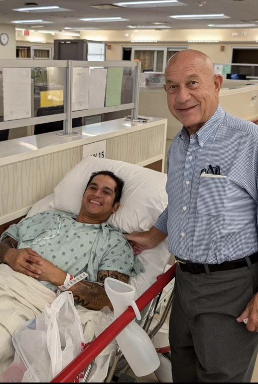 HPOUTX's tweet photo. Thank you to our Mayor, John Whitmire, for stopping by yesterday to visit with our officer who was shot in the line of duty. He's recovering and in our prayers. #HoustonStrong #HPOU https://t.co/sjapP3Uiyu
