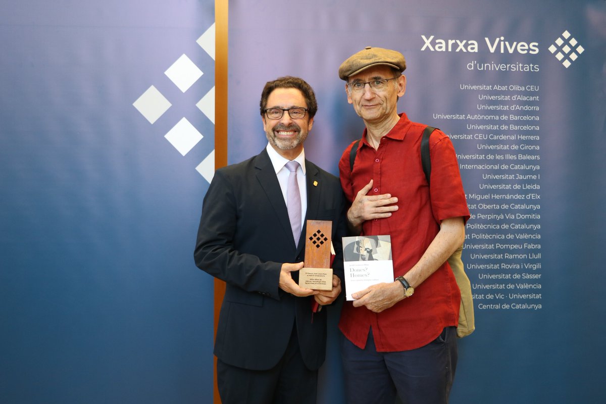 UniBarcelona's tweet photo. #UniBarcelona | 🏅 @EdicionsUB recull tres guardons als Premis Joan Lluís Vives a l’edició universitària, convocats per la @xarxavives.

🔹 Millor llibre d’arts i humanitats: «Filòsofes de la contemporaneïtat» de @nsmirasboronat

🔹 Millor llibre de ciències socials: «El món d’avui. De la guerra freda als reptes de la interdependència global» d'Antoni Segura i Mas

🔹 Millor llibre de ciència i tecnologia: «Dones? Homes? Sexe i gènere, biologia i cultura» de Jordi Casanova i Roca

👏 L’enhorabona a totes les persones guardonades!

👉  https://t.co/0M7EnHaN54

#EdicionsUB