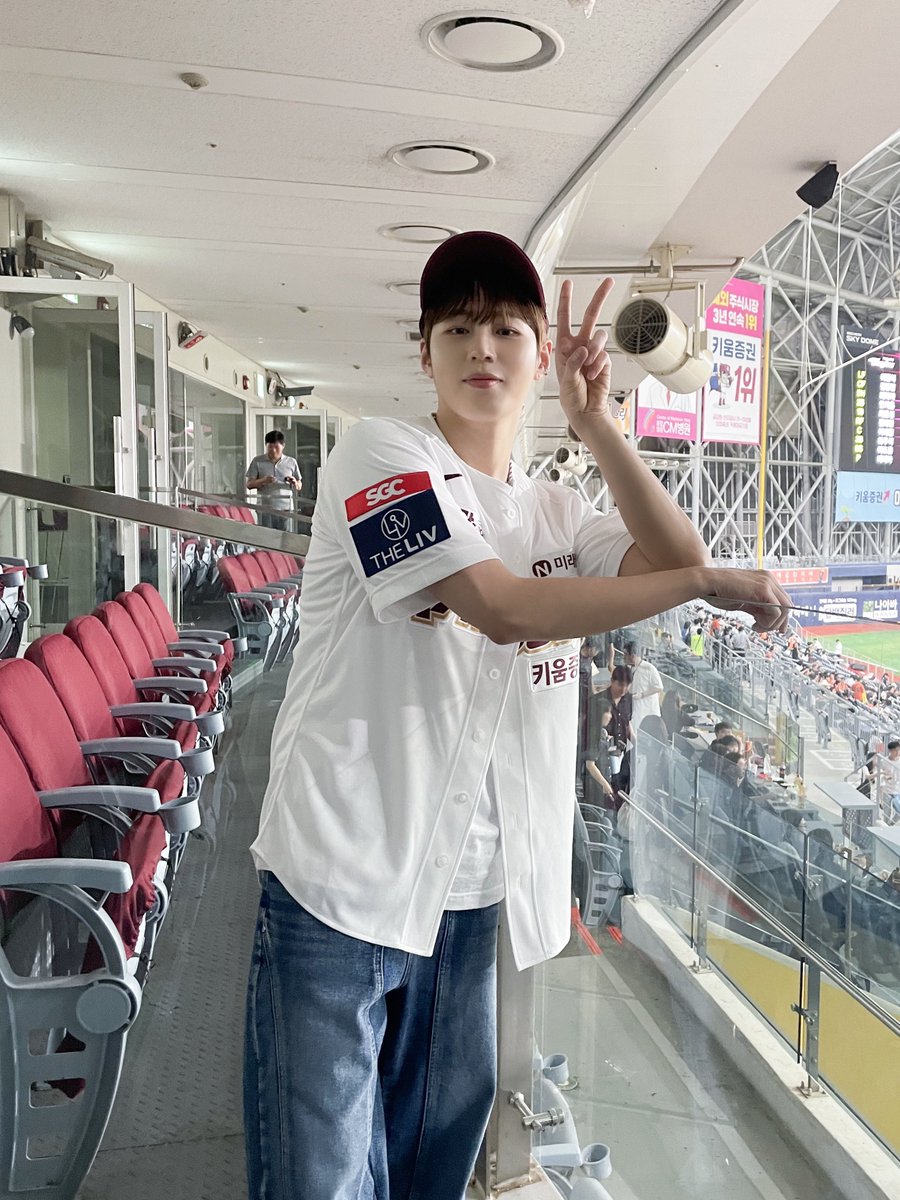 [#하성운] 📸 

2024 KBO리그 - 키움 히어로즈 애국가 제창 &amp; 시구 완료⚾ 

많이 떨렸던 애국가 제창부터 시구까지 뜨거운 응원의 현장을 함께할 수 있어서 너무 행복했습니다❤️‍🔥 

#HASUNGWOON #키움히어로즈