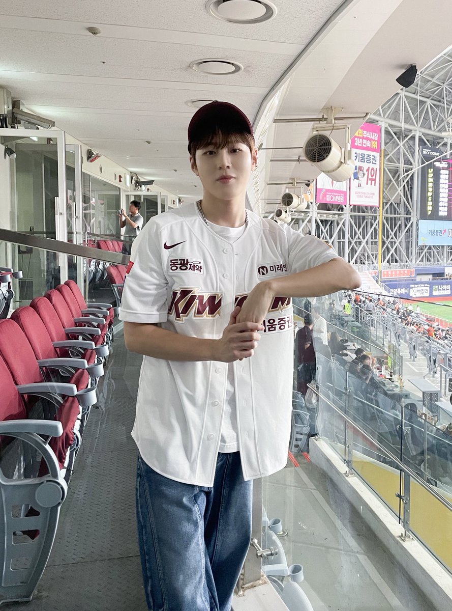 BPM_HSW's tweet photo. [#하성운] 📸 

2024 KBO리그 - 키움 히어로즈 애국가 제창 &amp; 시구 완료⚾ 

많이 떨렸던 애국가 제창부터 시구까지 뜨거운 응원의 현장을 함께할 수 있어서 너무 행복했습니다❤️‍🔥 

#HASUNGWOON #키움히어로즈 https://t.co/or6v7RPgHT