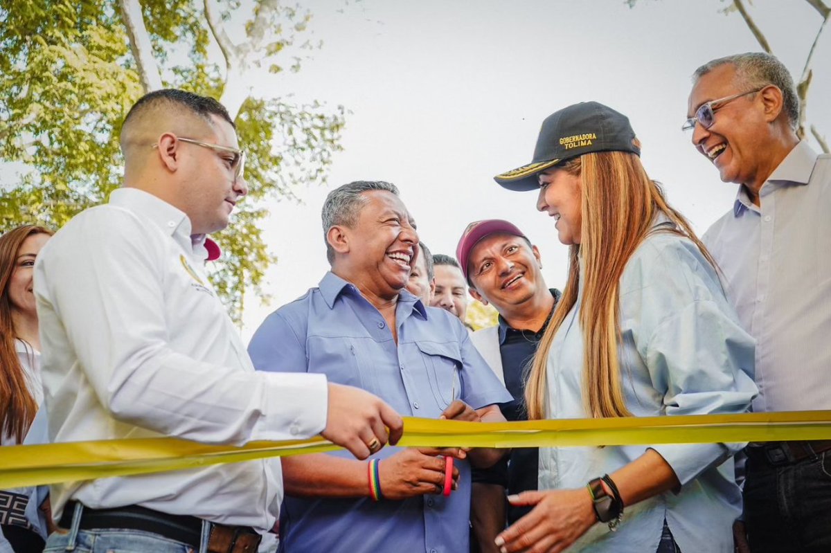 chocotolima's tweet photo. 📣 Llegamos al Valle de San Juan, aquí realizamos la entrega del megacolegio Juan Lasso de la Vega, junto a la Gober @AdrianaMatizTol quien en su Tour de las Obras 🚧 le cumple los sueños a cientos de jóvenes que se formarán en estas nuevas y modernas instalaciones educativas 📚 https://t.co/PlKxf9ITPW