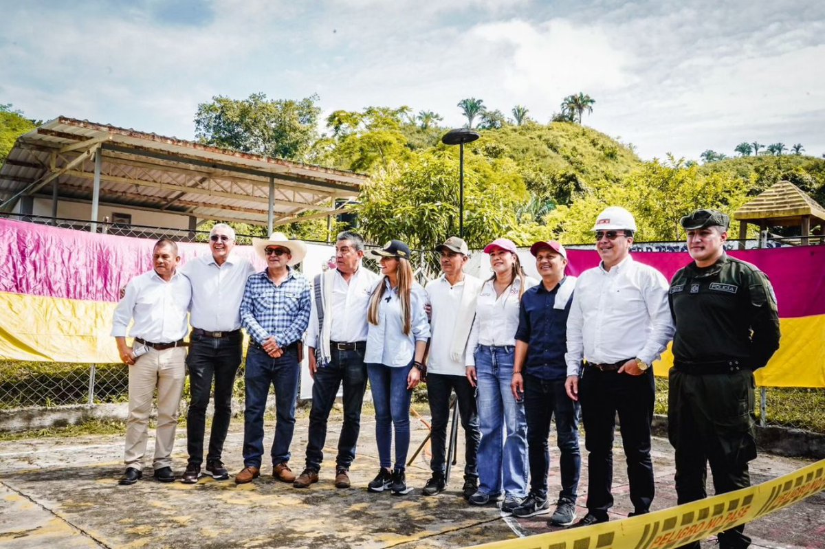 chocotolima's tweet photo. 📣 Llegamos al Valle de San Juan, aquí realizamos la entrega del megacolegio Juan Lasso de la Vega, junto a la Gober @AdrianaMatizTol quien en su Tour de las Obras 🚧 le cumple los sueños a cientos de jóvenes que se formarán en estas nuevas y modernas instalaciones educativas 📚 https://t.co/PlKxf9ITPW