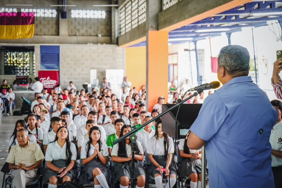 chocotolima's tweet photo. 📣 Llegamos al Valle de San Juan, aquí realizamos la entrega del megacolegio Juan Lasso de la Vega, junto a la Gober @AdrianaMatizTol quien en su Tour de las Obras 🚧 le cumple los sueños a cientos de jóvenes que se formarán en estas nuevas y modernas instalaciones educativas 📚 https://t.co/PlKxf9ITPW