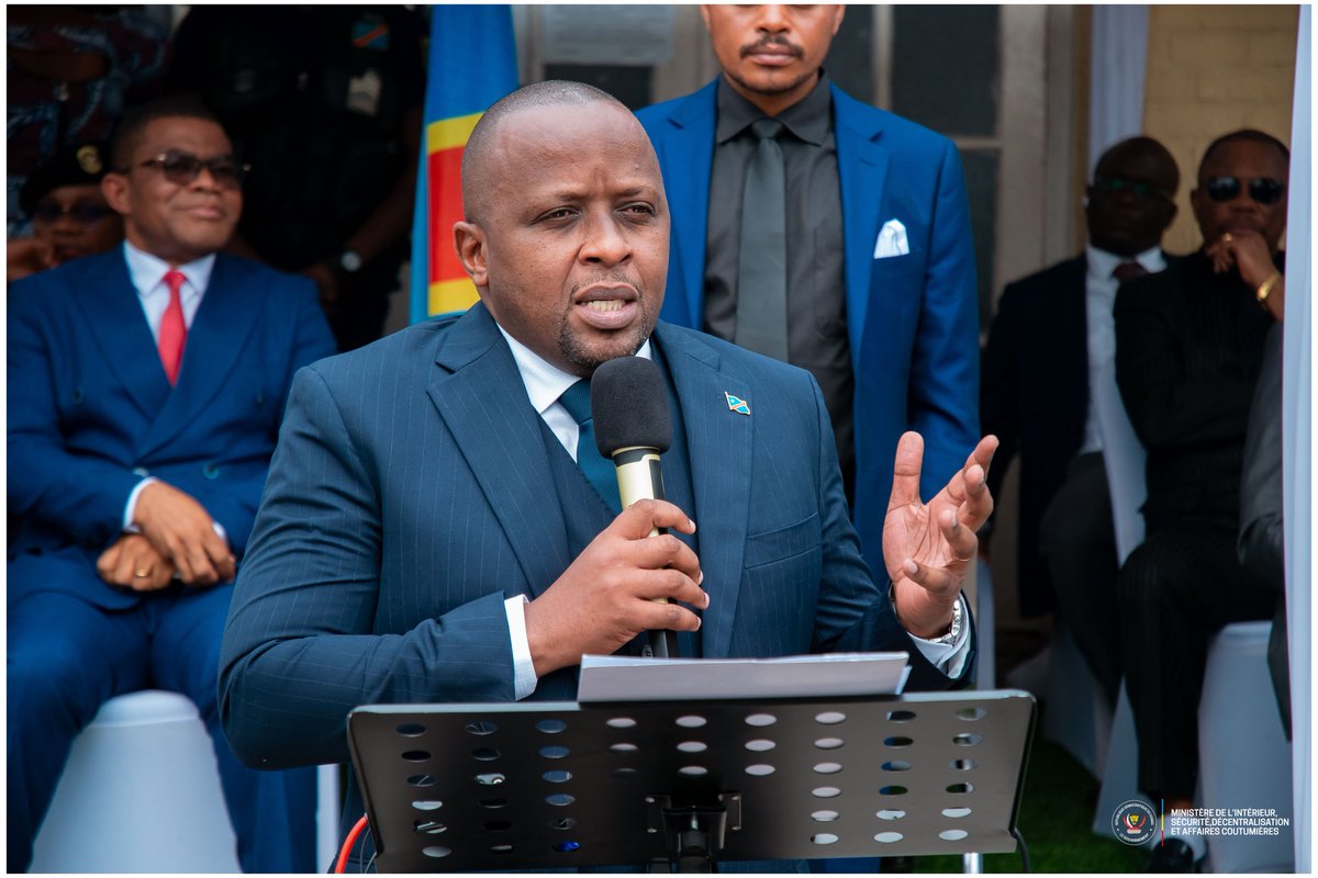 Interieur_RDC's tweet photo. RDC : Le Vice-Premier Ministre, Ministre de l'Intérieur, Sécurité, Décentralisation et Affaires Coutumières, Jacquemain Shabani, a visité ce mercredi 10 juillet le secrétariat général à l'Intérieur et à la Sécurité. Jacquemain Shabani a échangé avec les agents de son ministère, qui lui ont présenté leurs difficultés quotidiennes. Le patron de la territoriale a promis son implication pour résoudre les problèmes urgents auxquels sont confrontés les administratifs du ministère de l'Intérieur et de la Sécurité.