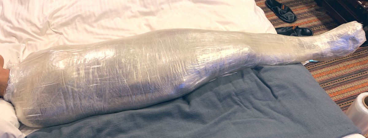 vpms711's tweet photo. 透明ビニテも綺麗に巻けると身体のラインがくっきり出てとても良い
元人間だったモノの様
#mummification #マミフィケーション https://t.co/dDVMPwFqOG