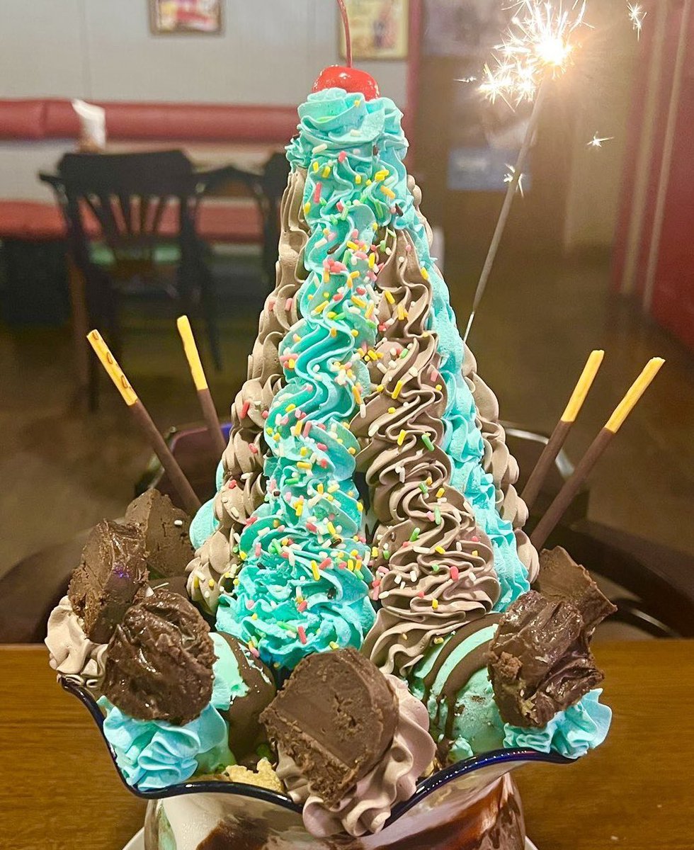 大分県大分駅と別府駅近くにあるお店「ランズ珈琲」の、超巨大なチョコ