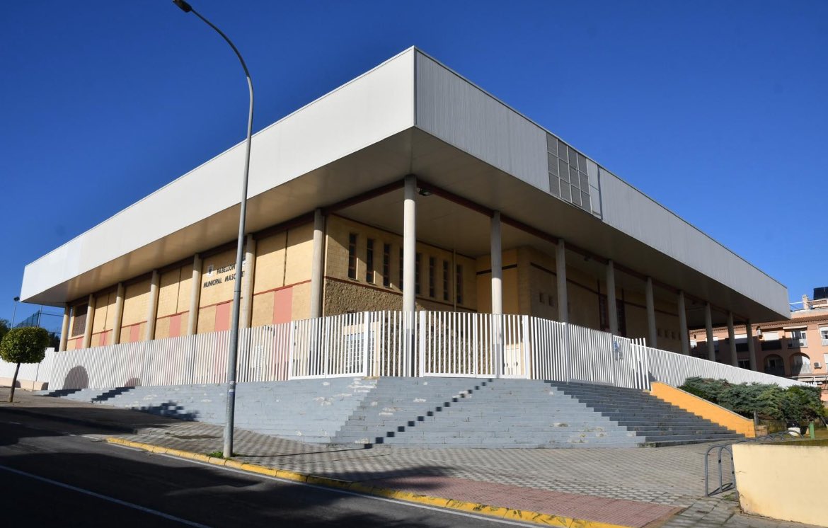 Con fecha de hoy se ha formalizado el contrato de ejecución de las obras de "Reforma del Pabellón Polideportivo Municipal Mascareta".

Una reforma integral, que se traduce en menor ruido, mejor temperatura, autoconsumo de energía eléctrica.