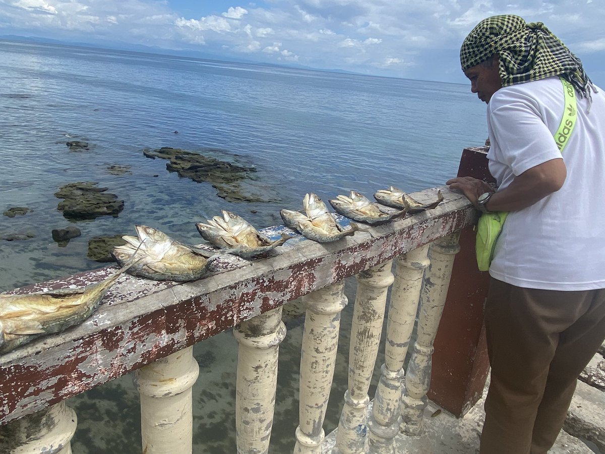 day8/9/10-3@Caragasan #Zamboanga #SamaBajau の生計スキル支援が行われているAyuda Bajauコミュニティ訪問。家々はスールー海に面しバシラン島が見える。ヒーラーの方の"未来は考えず、人を治癒するより多くの学びに集中している"という言葉が強く響く。#mindanao #philippines #xstreamproject