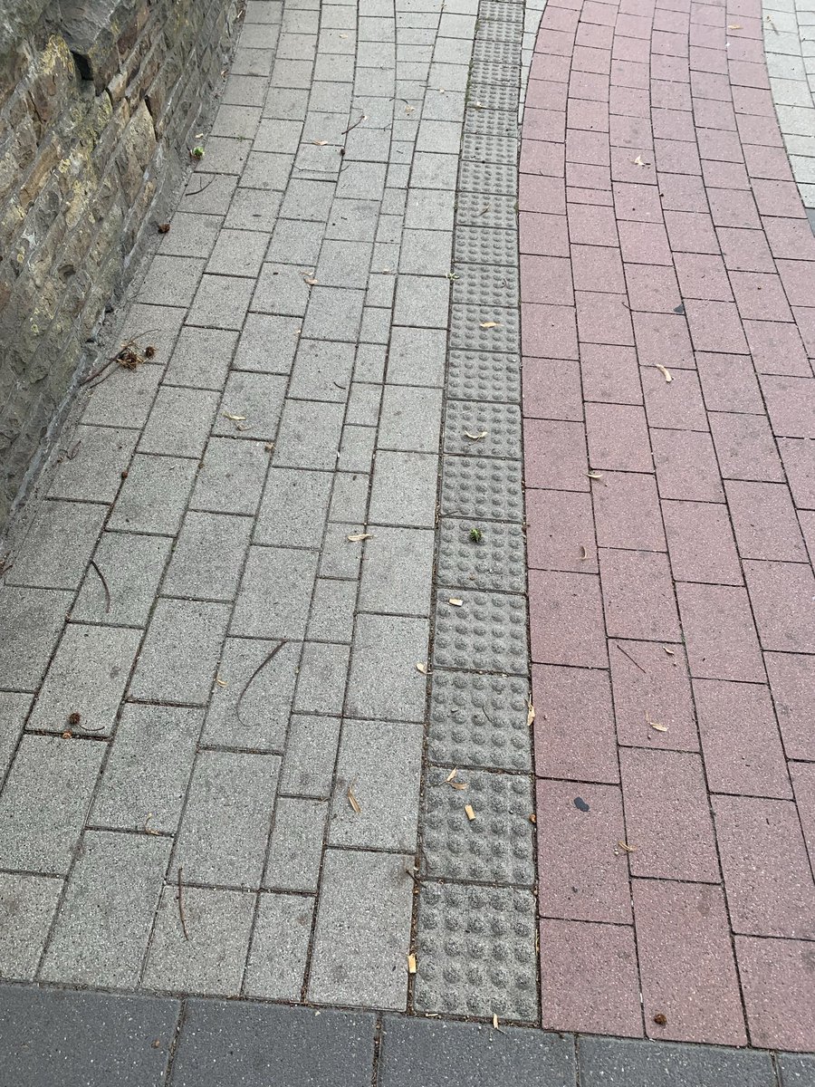 Kein Platz für Fußgehende, weil Zweiradgewalt den öffentlichen Raum belegt!