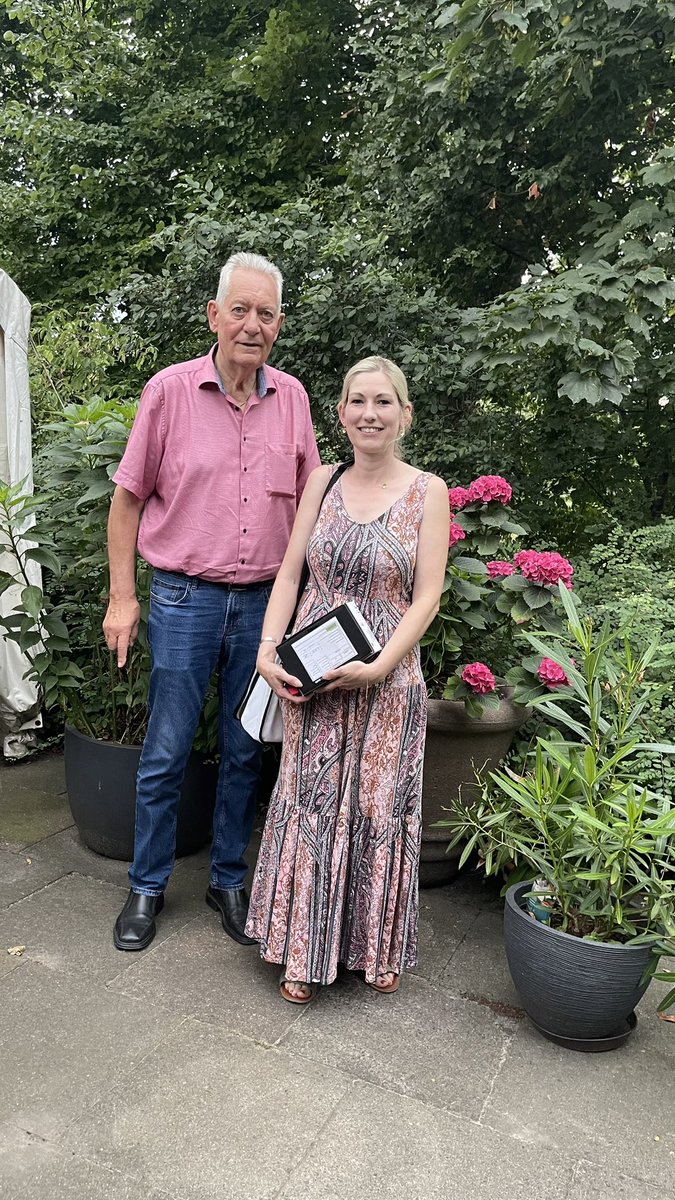 SeniorenSpandau's tweet photo. In der Juli-Sitzung der #Seniorenvertretung #Spandau hat die @JUHBerlin Johanniter Unfallhilfe ihren Haus-Notruf vorgestellt. Das System ist deutschlandweit nutzbar, also auch auf Reisen. Darüber hinaus werden Kurse für #Senioren zur 1. Hilfe sowie zur Sturzprophylaxe angeboten. https://t.co/1Cp3EqwmwI