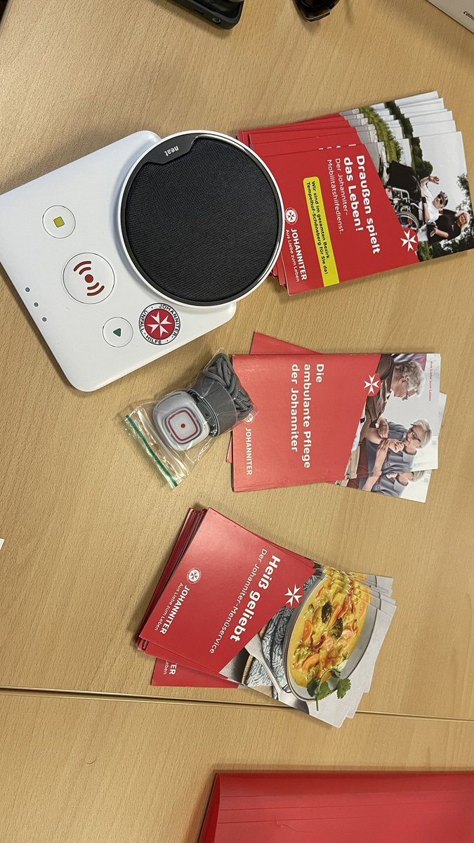 SeniorenSpandau's tweet photo. In der Juli-Sitzung der #Seniorenvertretung #Spandau hat die @JUHBerlin Johanniter Unfallhilfe ihren Haus-Notruf vorgestellt. Das System ist deutschlandweit nutzbar, also auch auf Reisen. Darüber hinaus werden Kurse für #Senioren zur 1. Hilfe sowie zur Sturzprophylaxe angeboten. https://t.co/1Cp3EqwmwI
