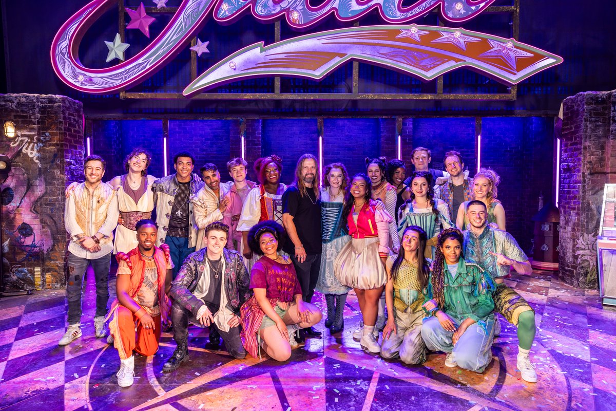 FairyPowered's tweet photo. #NEWS

MAX MARTIN attends the first performance of &amp; JULIET in Manchester

https://t.co/o0W4aGytt6

#juliet #maxmartin #firstperformance #manchester #fairypoweredproductions https://t.co/8wxYzlHCWX