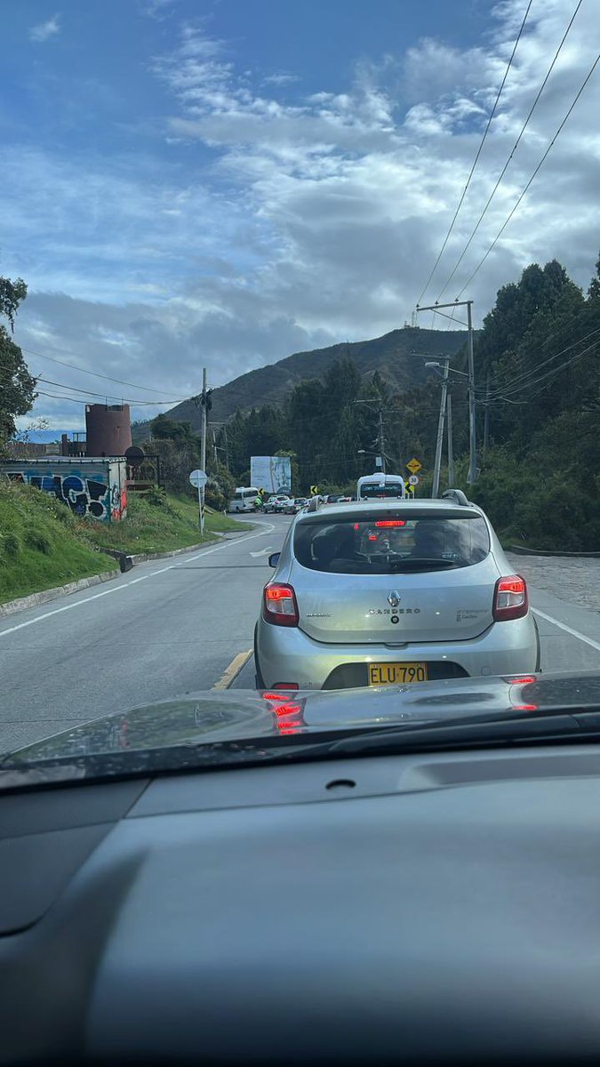 NoFilaLaCalera's tweet photo. Dónde está @SectorMovilidad para ayudarle a @idubogota en el trancón de 1hr que llega hasta Patios desde Bogotá?  
Es necesario repetir todos los días los mismo? 
@Bogota @CarlosFGalan @ClaudiaDiazAco1 
@TransitoBta 
Tienen que poner alguien que sepa de Movilidad, no del IDU! https://t.co/XMnUgfA724