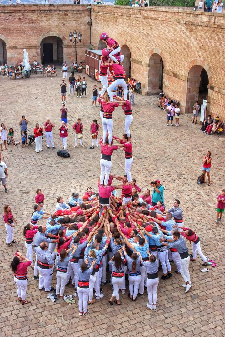 CdLleida's tweet photo. Dissabte passat vam actuar al castell de Montjuïc amb motiu del XXVè Aniversari dels @bandarres acompanyats també dels @Tirallongues. Hi vam descarregar 2pd4, el 4d7, la td7, el 3d7, el pd5ps i 2pd4.
📸 @fotografcmf (Instagram)
#castells #lleida #orgullbordeus #excusaperfecta https://t.co/pNmuIneNLC