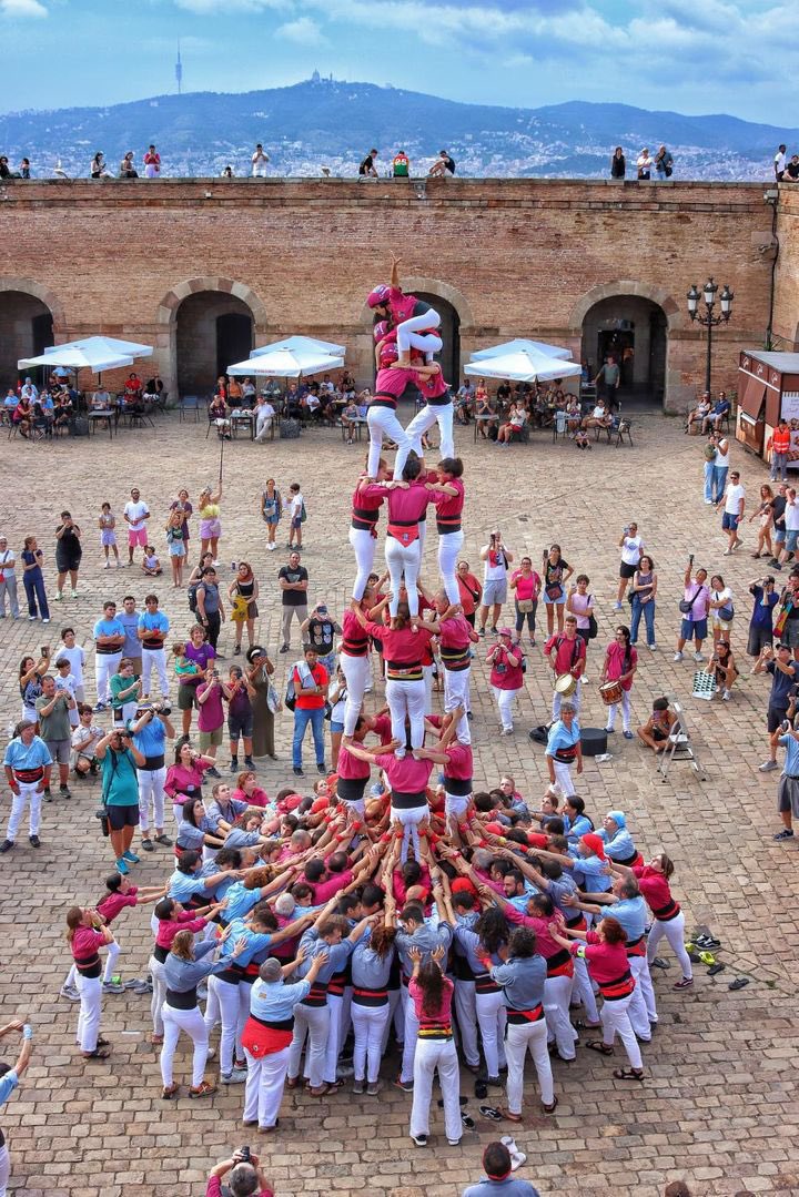 CdLleida's tweet photo. Dissabte passat vam actuar al castell de Montjuïc amb motiu del XXVè Aniversari dels @bandarres acompanyats també dels @Tirallongues. Hi vam descarregar 2pd4, el 4d7, la td7, el 3d7, el pd5ps i 2pd4.
📸 @fotografcmf (Instagram)
#castells #lleida #orgullbordeus #excusaperfecta https://t.co/pNmuIneNLC