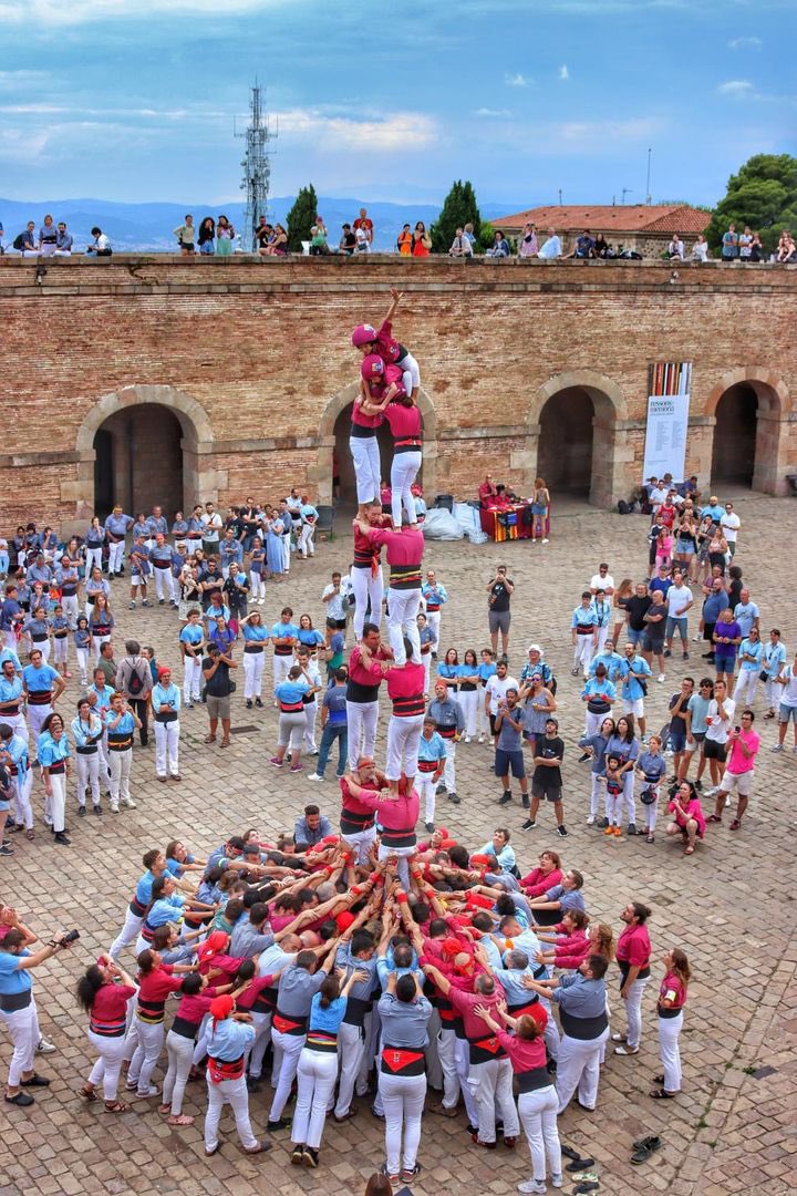 CdLleida's tweet photo. Dissabte passat vam actuar al castell de Montjuïc amb motiu del XXVè Aniversari dels @bandarres acompanyats també dels @Tirallongues. Hi vam descarregar 2pd4, el 4d7, la td7, el 3d7, el pd5ps i 2pd4.
📸 @fotografcmf (Instagram)
#castells #lleida #orgullbordeus #excusaperfecta https://t.co/pNmuIneNLC