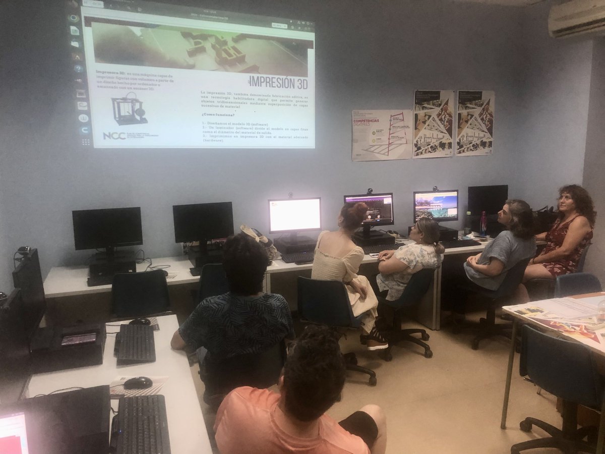 EDAlmendralejo's tweet photo. Continuamos realizando acciones formativas en nuestro centro con el objetivo de desarrollar diversas #competenciasdigitales Como esta acción sobre Cultura Maker y la Impresión 3D, de nuestro Laboratorio Social Digital. Más inf: 924661233 @NCCExtremadura @up_aupex @extremtrabaja https://t.co/BC12TH4003