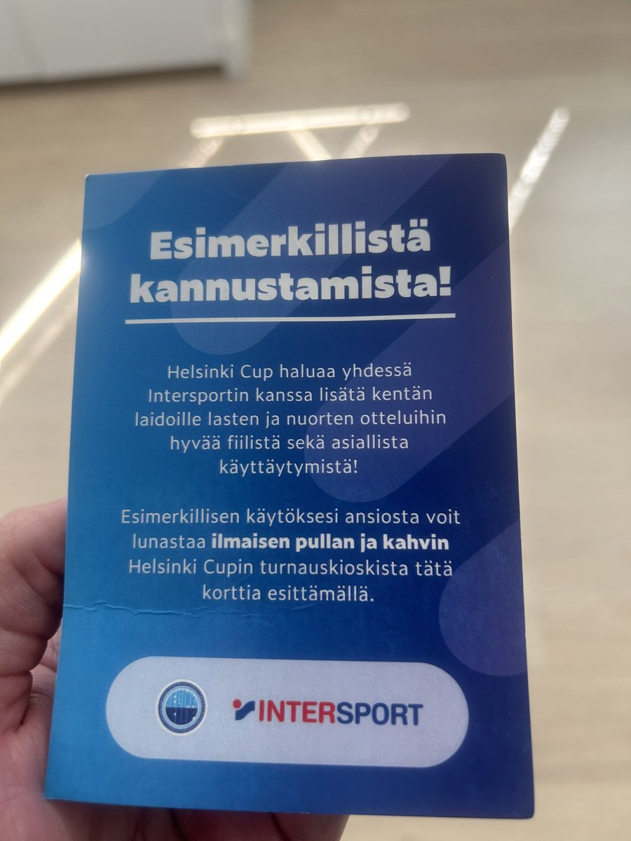 Naama punaisena, mutta maha täynnä kahvia ja pullaa. Lohkovoitto helpottaa kannustamista huomattavasti. 😃 #helsinkicup